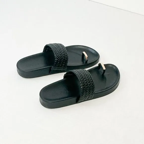 Steve Madden NWB Sz 7 Black  Somona Toe Loop  Leather Sandals