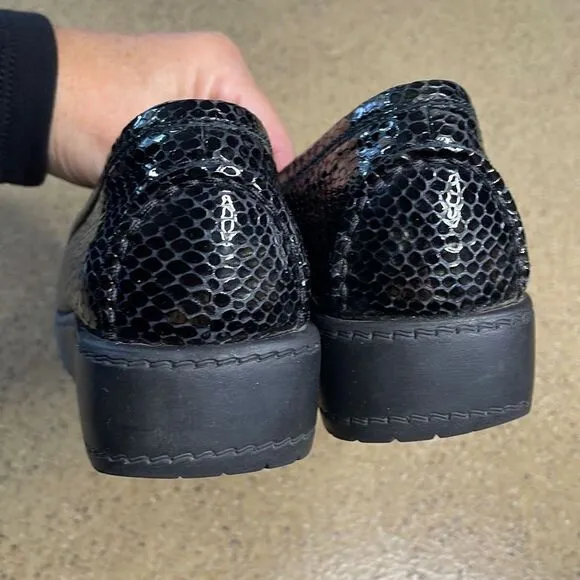 Stuart Weitzman Snake Embossed Patent Leather Moccasin Toe Loafers 7.5 Black