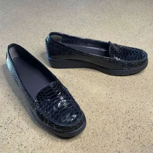 Stuart Weitzman Snake Embossed Patent Leather Moccasin Toe Loafers 7.5 Black