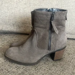 Taos Standout Ankle Boots Size 7- 7.5