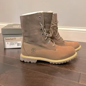 Timberland women’s test fleece taupe boots NWT 9