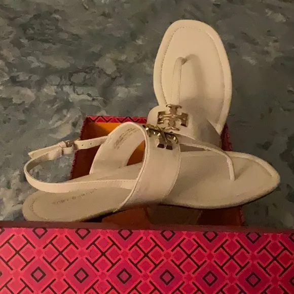 TORY BURCH Eleanor Thong Toe Logo Sandals GOAT LEATHER/Light cream size 8.5