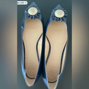 Tory Burch Melody Navy Patent Leather Logo Pearl Bow Pointed Toe Flats Womens 7