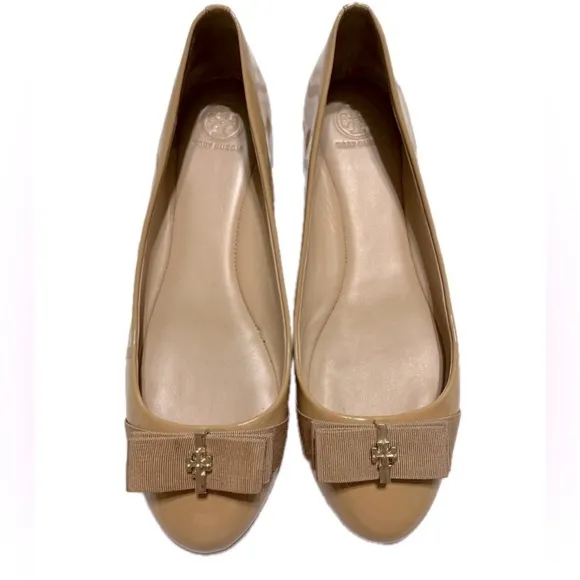 TORY BURCH ‘Trudy’ Gold Logo-Bow, Beige Patent, Ballet Flat, Sz 8.5M