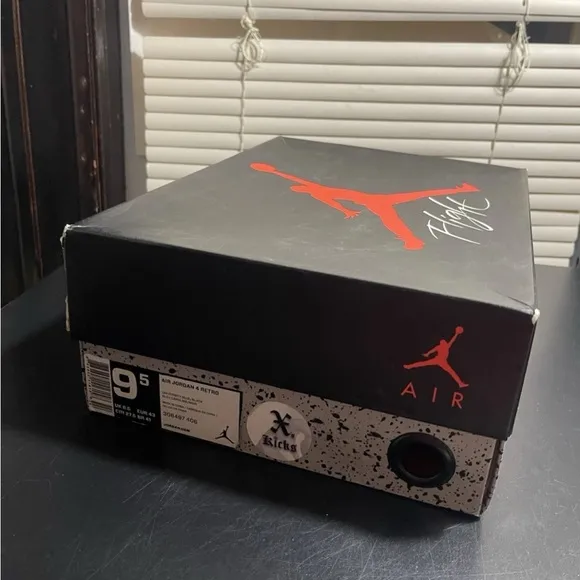Travis Scott Jordan 4