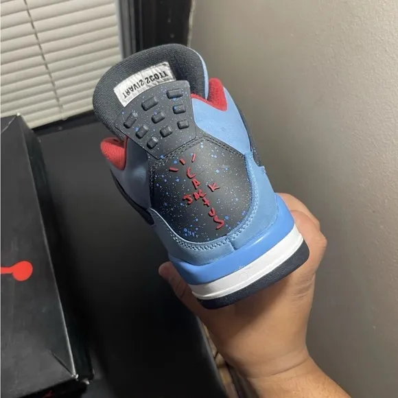 Travis Scott Jordan 4