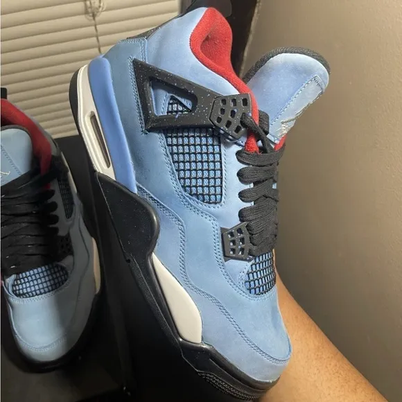 Travis Scott Jordan 4
