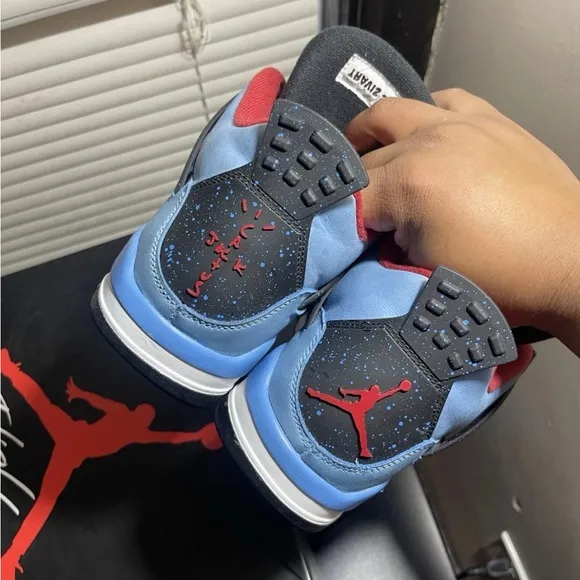 Travis Scott Jordan 4