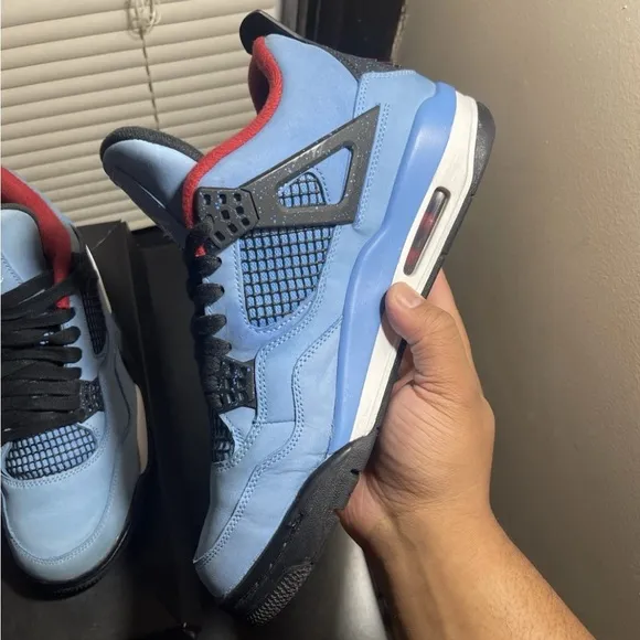 Travis Scott Jordan 4
