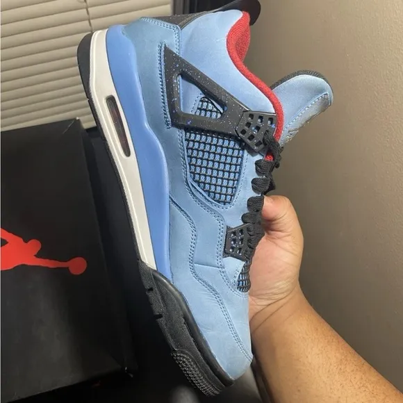 Travis Scott Jordan 4