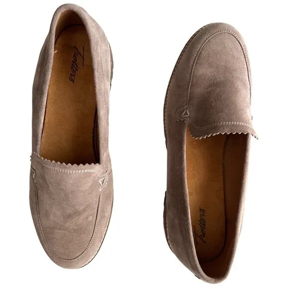 Trotters Fayth Taupe Stone Suede Loafers Scalloped Trim &amp; Rubber Soles Size 10