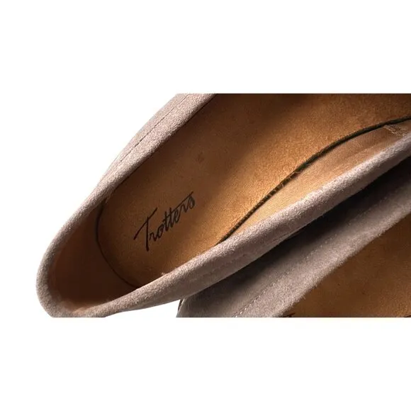 Trotters Fayth Taupe Stone Suede Loafers Scalloped Trim &amp; Rubber Soles Size 10