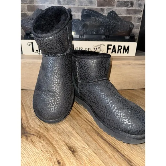 UGG Australia Women's Size 11 Black Leopard Dot Classic Mini Sheepskin Boots