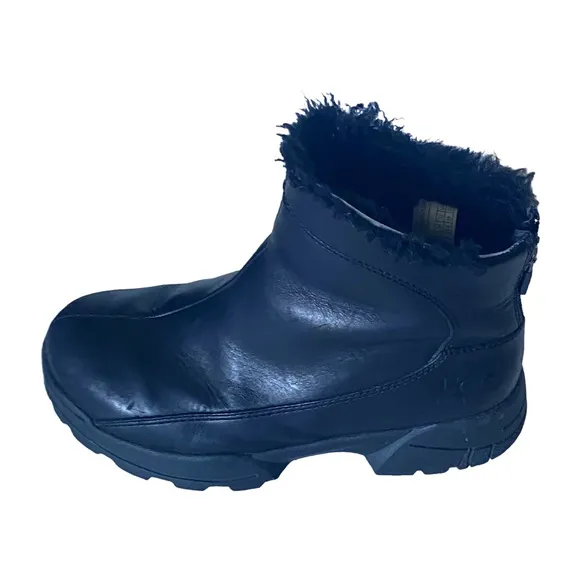 UGG black leather combat moto boots size 8 (Sh11)