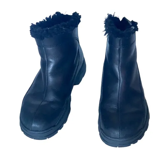 UGG black leather combat moto boots size 8 (Sh11)