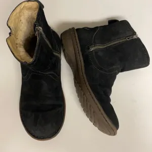 UGG Black Suede Wool Lined Zipper Ankle Boots Sz 8