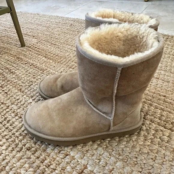 UGG Classic Boot II size 9