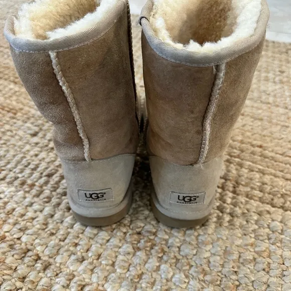 UGG Classic Boot II size 9