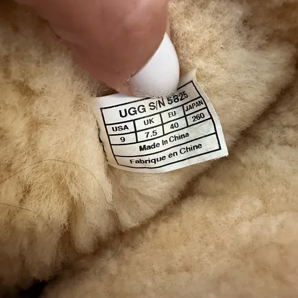 UGG Classic Boot II size 9