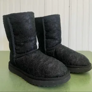 UGG Classic Low Boots w Embroidery #1018615