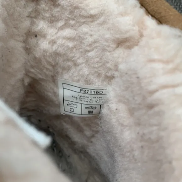 UGG girls classic short boots in tan size 3. Pre-loved condition.
