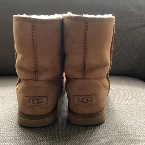 UGG girls classic short boots in tan size 3. Pre-loved condition.
