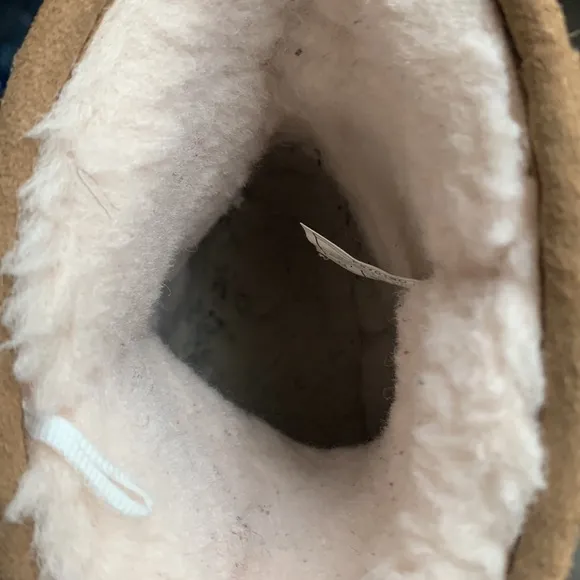 UGG girls classic short boots in tan size 3. Pre-loved condition.