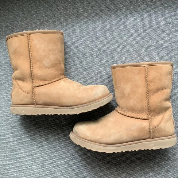 UGG girls classic short boots in tan size 3. Pre-loved condition.