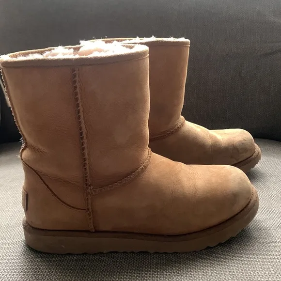UGG girls classic short boots in tan size 3. Pre-loved condition.