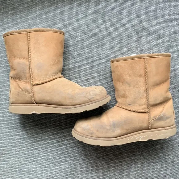 UGG girls classic short boots in tan size 3. Pre-loved condition.