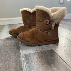 UGG Kids' Bailey Button II Boots in Chestnut size 2