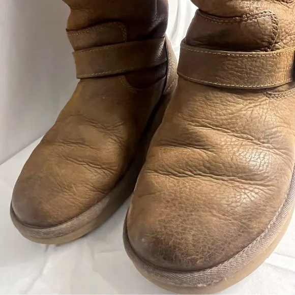 UGG Women's 8 Kensington Double Buckle Moto Boot Brown Leather Sherpa Lined