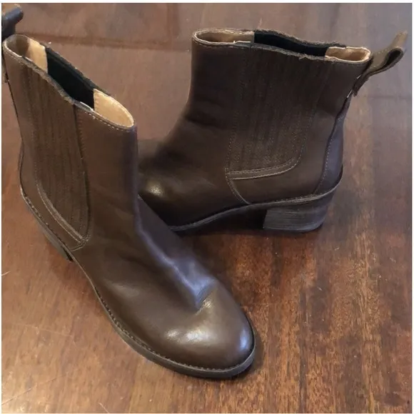 Ugg women's Boots Brown Color Size 7