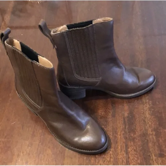 Ugg women's Boots Brown Color Size 7