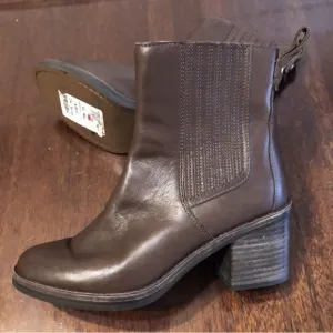 Ugg women's Boots Brown Color Size 7