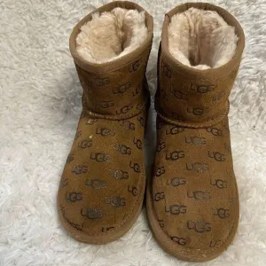 UGG Classic Mini II Embossed Chestnut Suede Sheepskin Lined Ankle Boots girl SZ4