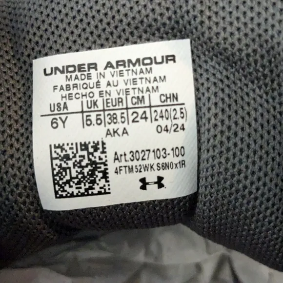 Under Armour Boy Sneakers Size 6Y UA BGS Surge 4 Orange &amp; Grey