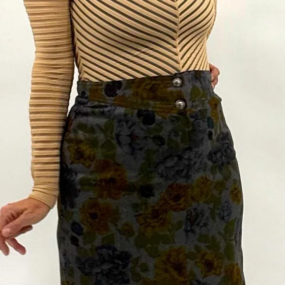 Valentino Miss V Vintage 90’s Floral Embellished Logo High Rise Pencil Skirt