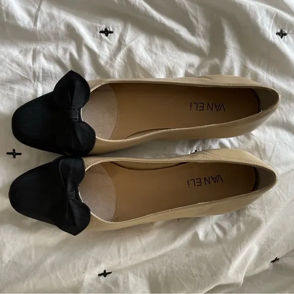 VANELi Favor Slip-on Flats Tan and black Bow Coquette Leather Sz 8 NARROW