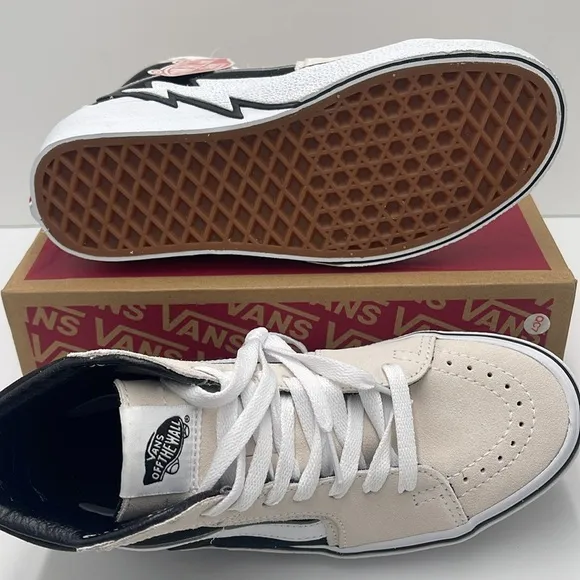 Vans Men’s High-Top Sneakers in Black White Sk8-Hi BoltAntique White/Black