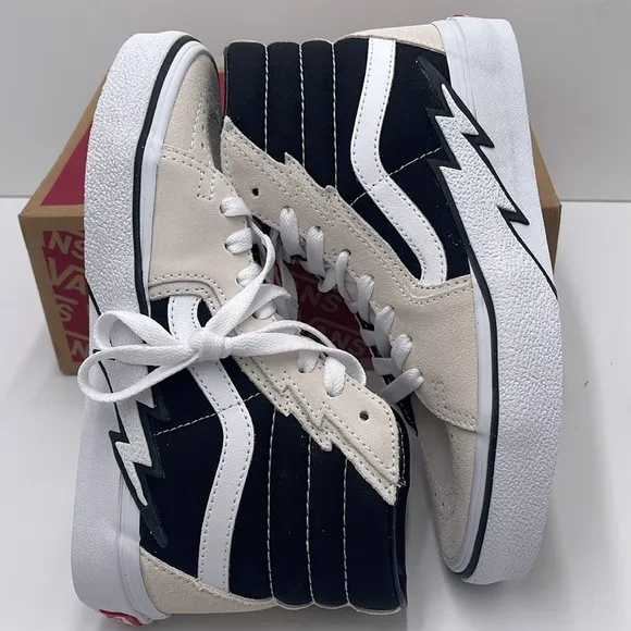 Vans Men’s High-Top Sneakers in Black White Sk8-Hi BoltAntique White/Black