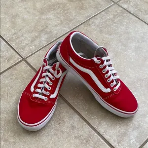 Vans Men's Red and White Sneakers