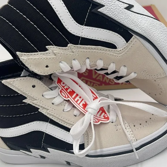 Vans WMNS High-Top Sneakers in Black White Sk8-Hi BoltAntique White/Black