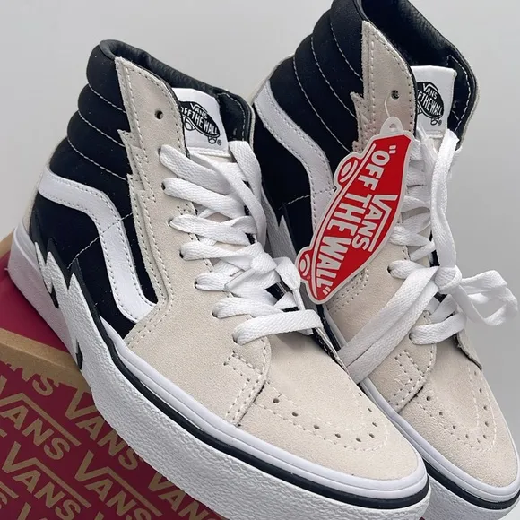 Vans WMNS High-Top Sneakers in Black White Sk8-Hi BoltAntique White/Black