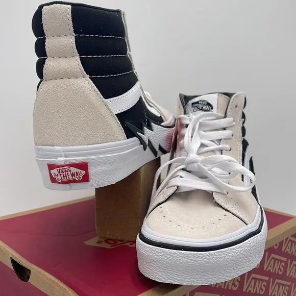 Vans WMNS High-Top Sneakers in Black White Sk8-Hi BoltAntique White/Black