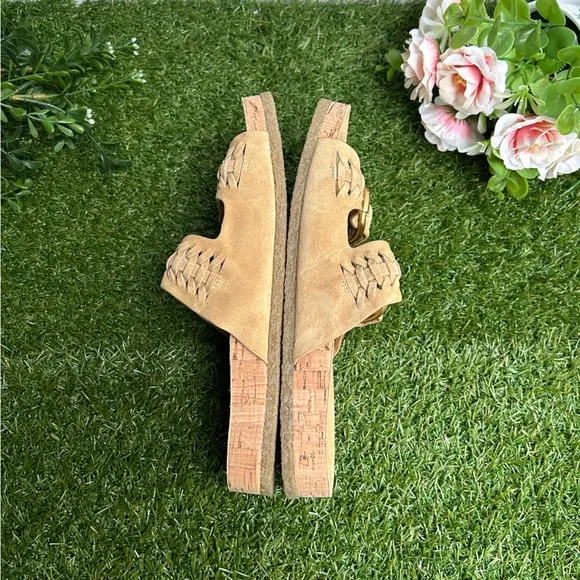Veronicas' FavoritesPaige Buckle Sandal Desert$295 women size 6.5 new