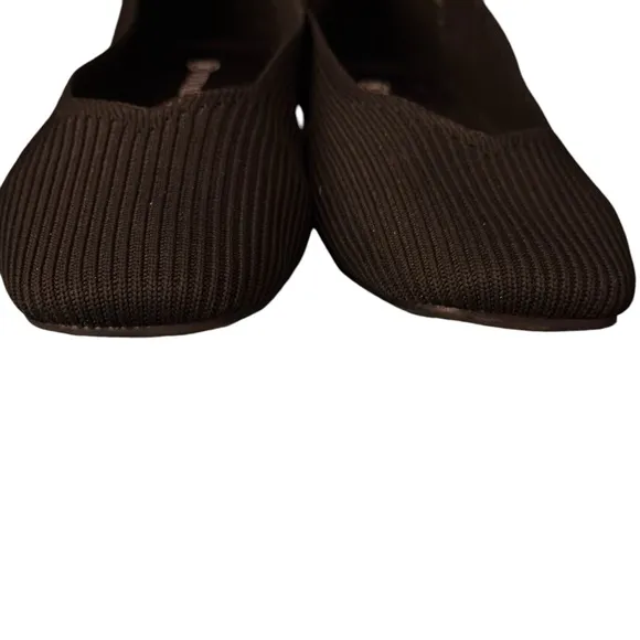 Vivaia Caprice square toe, v-cut flats made from recycled material. US size 8.5