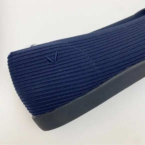 Vivaia Square-Toe V-Cut Flats (Margot 2.0) Navy Blue