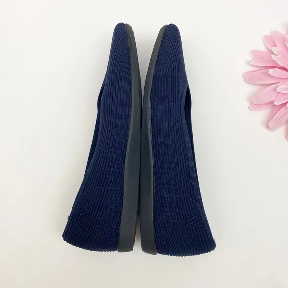 Vivaia Square-Toe V-Cut Flats (Margot 2.0) Navy Blue