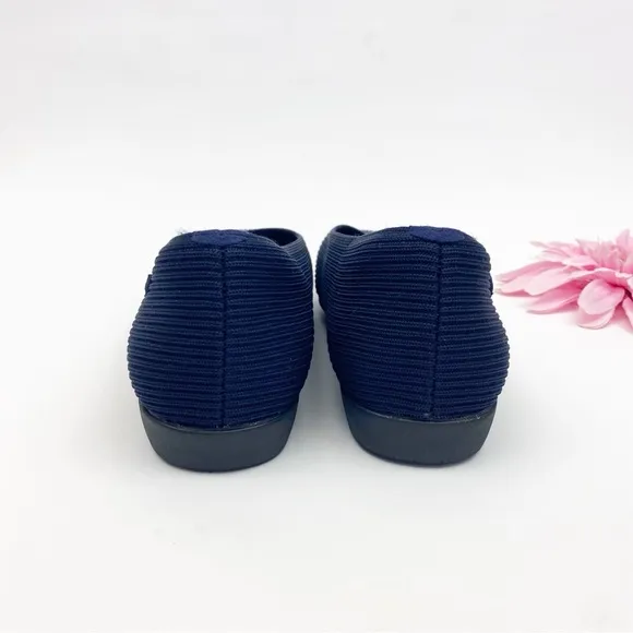 Vivaia Square-Toe V-Cut Flats (Margot 2.0) Navy Blue